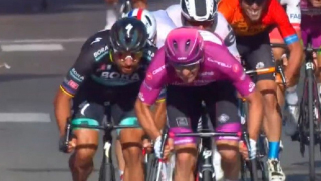 Arnaud Demare in maglia ciclamino al Giro d'Italia
