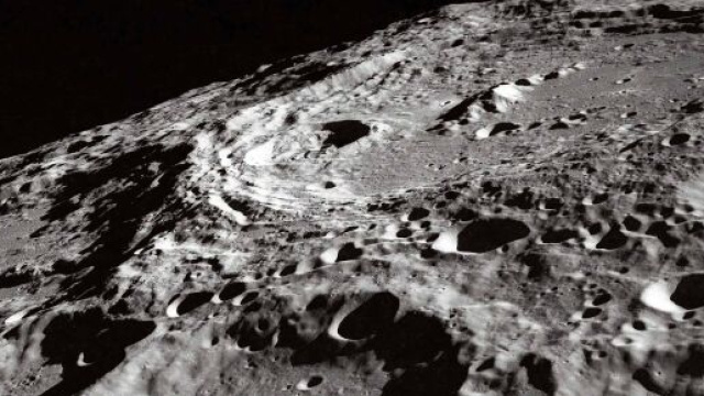 La sonda cinese Chang'e-5 arriva con successo sulla superficie lunare.