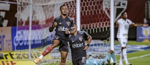 Brenner, artilheiro da partida, j&aacute; marcou 20 gols nessa temporada. (Arquivo Blating News)