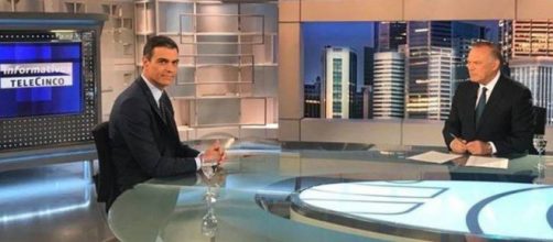 Pedro S&aacute;nchez en el plat&oacute; de 'Informativos Telecinco' junto a Pedro Piqueras.