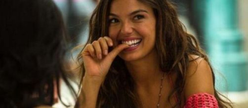 Ritinha tenta seduzir Zeca em "A For&ccedil;a do Querer". (Reprodu&ccedil;&atilde;o/TV Globo)