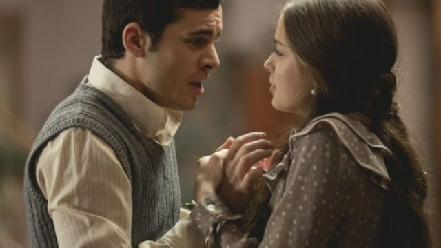 Il segreto, spoiler spagnoli: Pablo regala un anello ed un mazzo di fiori a Carolina.