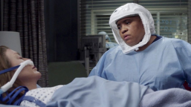 Nel quinto episodio di Grey's Anatomy 17, Miranda Bailey ha assistito la madre malata.