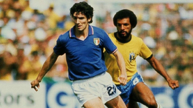 Paolo Rossi e Junior avversari nella storica sfida tra Italia e Brasile del 1982.