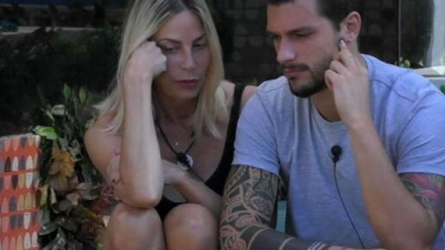 Grande Fratello Vip, Simone Gianlorenzi ironizza: 'Ormai pure single'