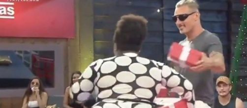 Jojo tira Juliano em amigo secreto de 'A Fazenda 12'. (Reprodu&ccedil;&atilde;o/RecordTV)