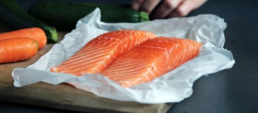 O salm&atilde;o tem sido presente nos lares brasileiros. (Arquivo Blasting News)