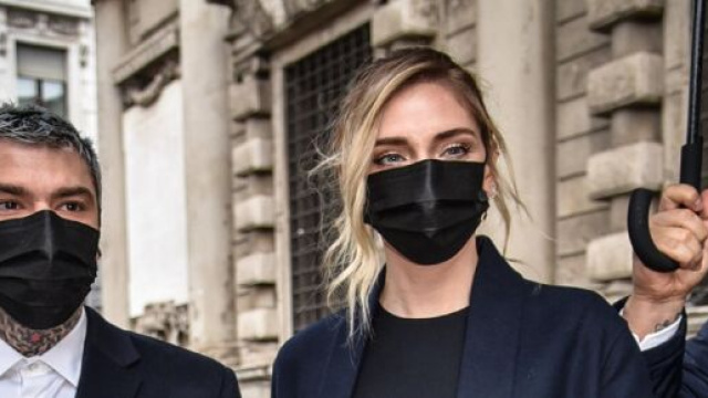 Milano, Fedez in Lamborghini regala 1000 euro a 5 sconosciuti in difficolt&agrave;