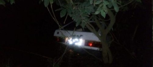 Carro foi retirado do rio na manh&atilde; desta ter&ccedil;a (15). (Reprodu&ccedil;&atilde;o)