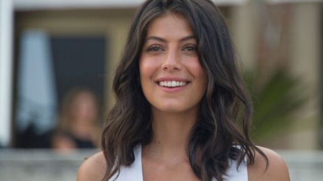 Taglio di capelli medi e tonalit&agrave; per l'inverno: il lob e il balayage biondo.