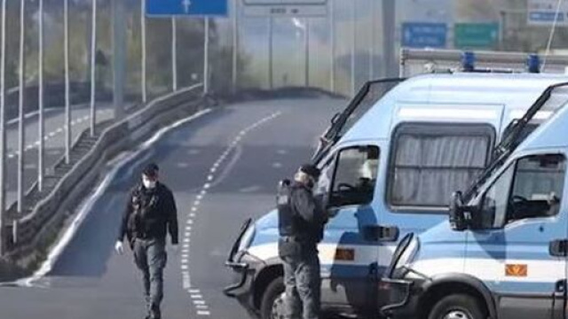 Ultimo weekend prima della stretta natalizia, tanti uomini delle forze dell'Ordine impegnati.