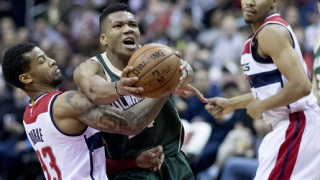 Antetokounmpo rinnova il contratto con i Bucks.