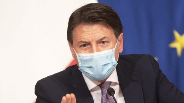Il governo Conte starebbe pensando a una zona rossa a Natale, ma con alcune deroghe.