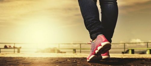 Caminhando com intensidade a passos largos. (Reprodu&ccedil;&atilde;o/Pixabay)