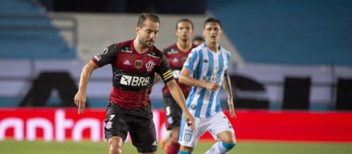&Eacute;verton Ribeiro, do Flamengo, est&aacute; entre as op&ccedil;&otilde;es mais desejadas no Cartola FC. (Arquivo Blasting News)