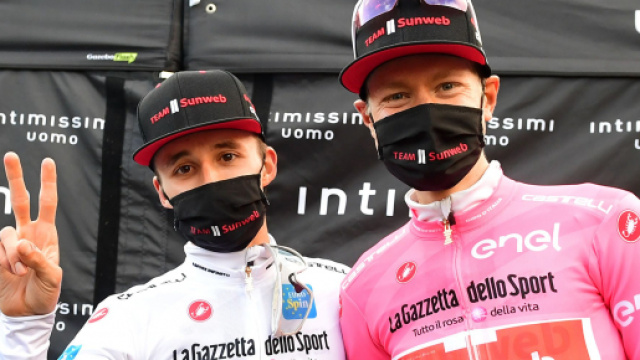 Wilco Kelderman in maglia rosa con Jai Hindley.
