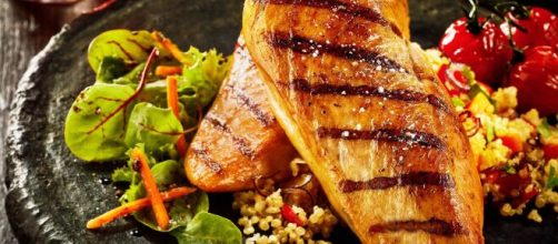 N&atilde;o &eacute; novidade para ningu&eacute;m que o frango ajuda na hipertrofia. (Arquivo Blasting News)