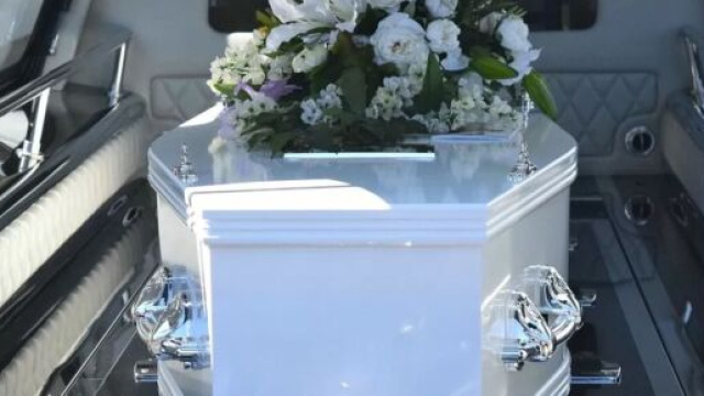 Taranto, i funerali per un 11enne deceduto di tumore: i suoi compagni del quartiere Tamburi si sono addossati sul vetro del carro funebre.