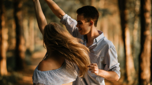 L'oroscopo del 26 dicembre: previsioni positive per Gemelli, Leone, Acquario e Pesci.