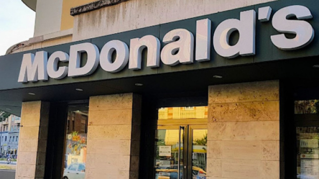 Roma, McDonald's assume a Piazza Annibaliano.