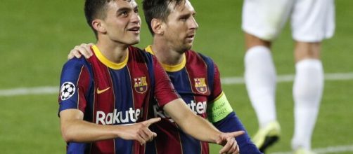 Messi sonr&iacute;e con Pedri en el Bar&ccedil;a