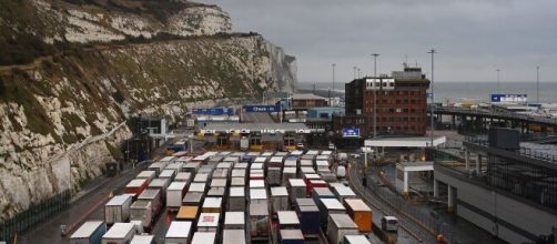Cientos de camioneros espa&ntilde;oles est&aacute;n atrapados en la frontera del Reino Unido con Francia