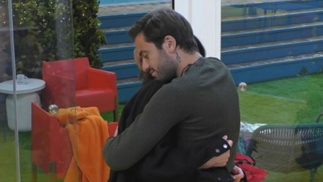 Grande Fratello Vip: vigilia di Natale speciale per Giulia e Pierpaolo tra baci e abbracci.