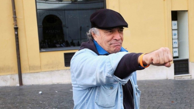 Bufera social su Enrico Montesano per le sue tesi sul coronavirus.