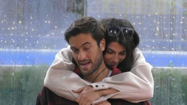Grande Fratello Vip: Pierpaolo ha baciato Giulia sotto il vischio.