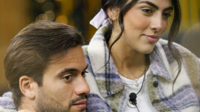GF Vip, Pierpaolo frena con Giulia: 'Vado con i piedi di piombo, serve lucidit&agrave;'.