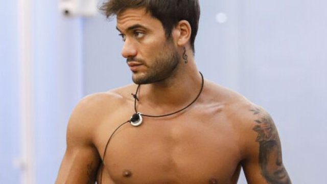 GF Vip, Stefania a Pierpaolo: 'Sarebbe carino se togliessi la foto con Elisabetta'.