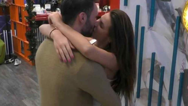 Grande Fratello Vip, baci in casa per un prova: feeling Giulia-Pierpaolo, Dayane-Zenga.