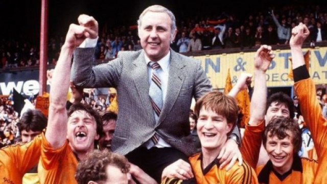 Jim McLean portato in trionfo dai giocatori del Dundee United dopo la vittoria del campionato scozzese 1982/83.