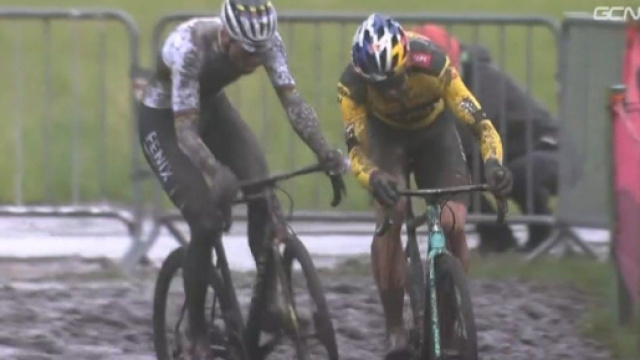 Wout van Aert e Mathieu Van der Poel nel ciclocross di Dendermonde.