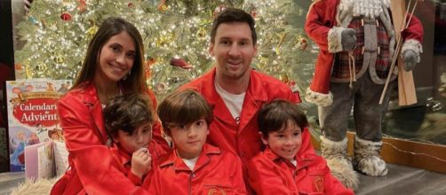 Messi posa ao lado da esposa e filhos. (Reprodu&ccedil;&atilde;o/Instagram/@Antonella Roccuzzo)