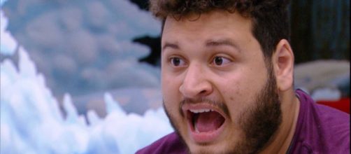 O ex-BBB Victor Hugo tentou viajar de avi&atilde;o pouco tempo depois de alta hospitalar. (Reprodu&ccedil;&atilde;o/TV Globo)