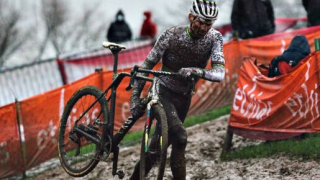 Mathieu Van der Poel impegnato nel ciclocross di Dendermonde.