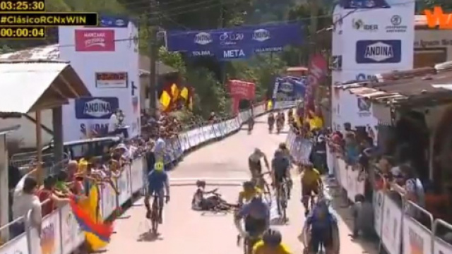 Ciclista esulta prima di tagliare il traguardo e cade sulla linea d'arrivo.