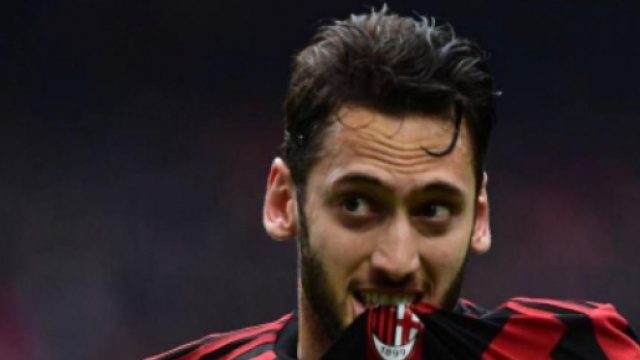 Hakan Calhanoglu potrebbe trasferirsi alla Juventus.
