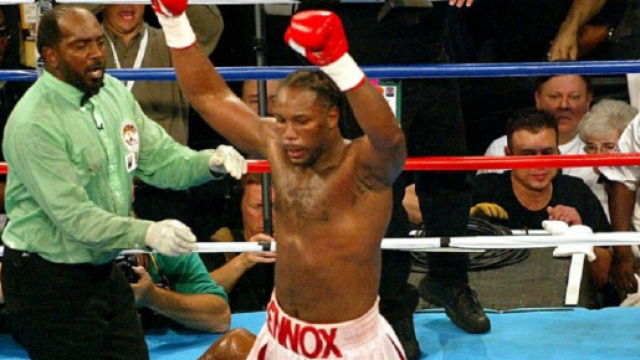 Lennox Lewis esulta dopo il ko inflitto a Mike Tyson a Memphis nel 2002.