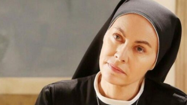Che Dio ci aiuti, Elena Sofia Ricci: 'Suor Angela ha perso una parte di memoria'.