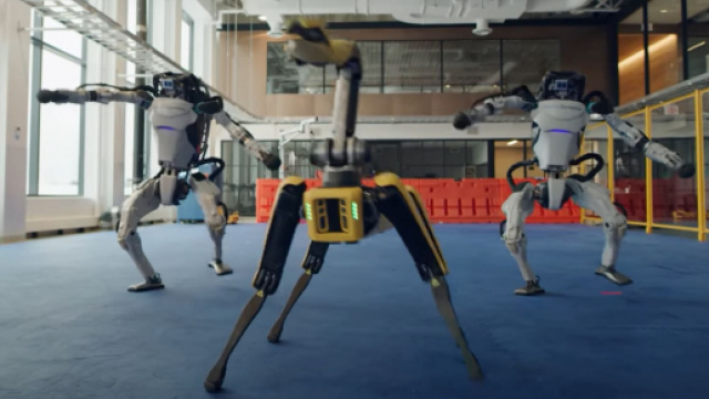 La soci&eacute;t&eacute; Boston Dynamics a cr&eacute;&eacute; le buzz en faisant danser ses robots, de fa&ccedil;on tr&egrave;s r&eacute;aliste, dans une vid&eacute;o pour f&ecirc;ter l'an 2021.