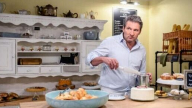 Tempesta d'amore anticipazioni tedesche: Christoph diventa cameriere e Ariane lo umilia.