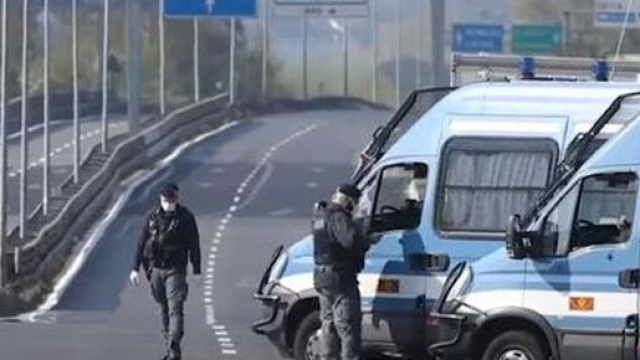 Un posto di blocco durante una fase di divieto dei spostamenti.