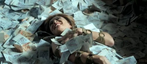 Bibi nadando em fortuna em 'A For&ccedil;a do Querer'. (Foto: Globo).