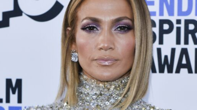 Il taglio di capelli e tonalit&agrave;: il caschetto e il biondo sfumato per l'inverno 2021.