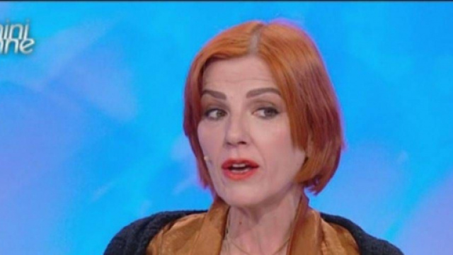 Uomini e Donne, Tin&igrave; sul perch&eacute; parla poco: 'Sono misteriosa, qualche sparata la faccio'.