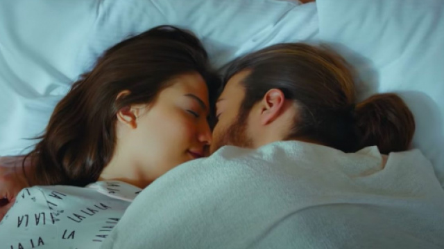 DayDreamer, trama 13 dicembre: Can accoglie Sanem nella sua stanza d'albergo.