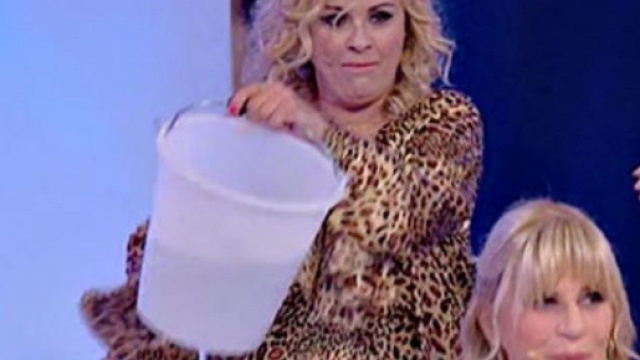 Uomini e Donne: Tina Cipollari e Gemma Galgani si tirano secchiate d'acqua.