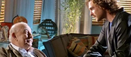 Dion&iacute;sio e Alberto conversam em "Flor do Caribe". (Reprodu&ccedil;&atilde;o/TV Globo)